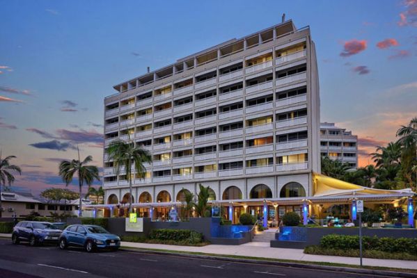 HotelAustralien QLDCairnsHoliday Inn Cairns Harbourside von aussen