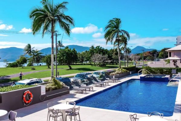 HotelAustralien QLDCairnsHoliday Inn Cairns Harbourside Pool