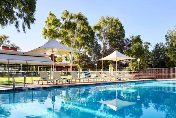 HoteLAustralienNTVoyages Desert Gardens Hotel Pool