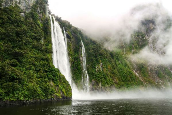 NeuseelandMilford SoundWasserfall