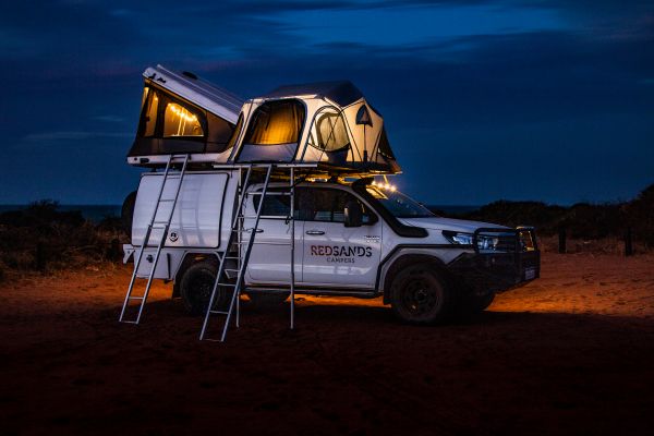 FahrzeugeRedSands Campers5 Person 4WD Rooftop CamperNight Photocredit RedSand